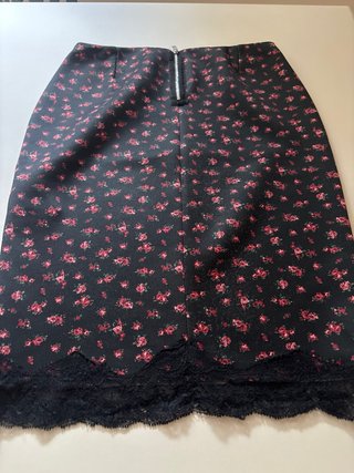 Falda Bershka floral con encaje elástico