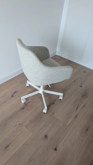Silla de oficina beige y blanca