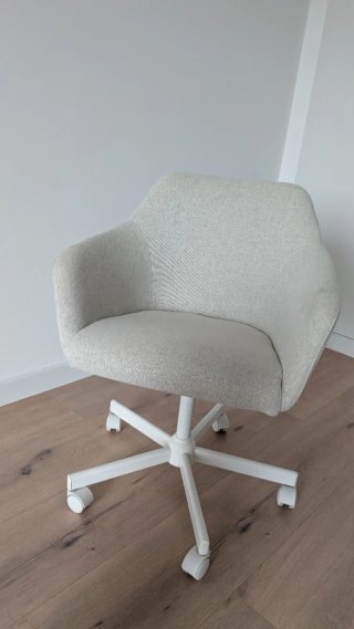 Silla de oficina beige y blanca