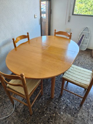 Mesa redonda cristal y 4 sillas madera
