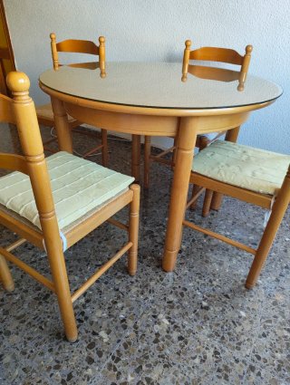 Mesa redonda cristal y 4 sillas madera