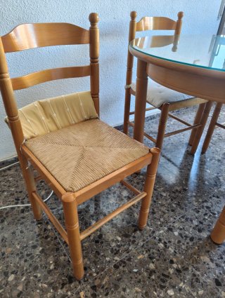 Mesa redonda cristal y 4 sillas madera