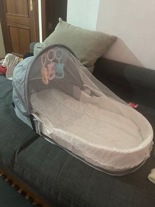 Cambiador de bebé con mosquitera