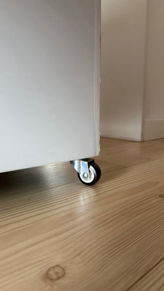 Zapatero blanco con ruedas