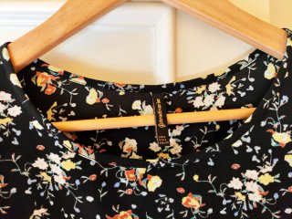 Blusa Stradivarius floral negra talla S