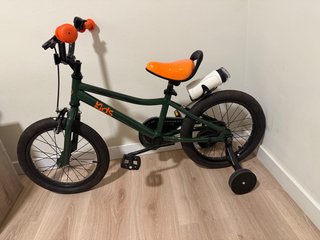 Bicicleta infantil verde con ruedines