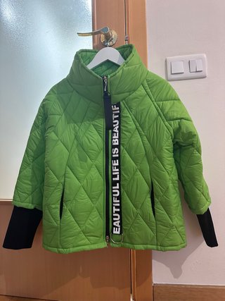 Anorak verde con texto BEAUTIFUL LIFE
