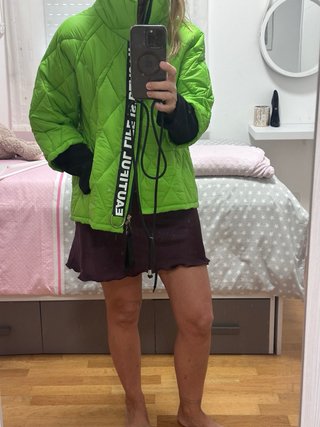 Anorak verde con texto BEAUTIFUL LIFE