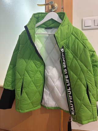 Anorak verde con texto BEAUTIFUL LIFE