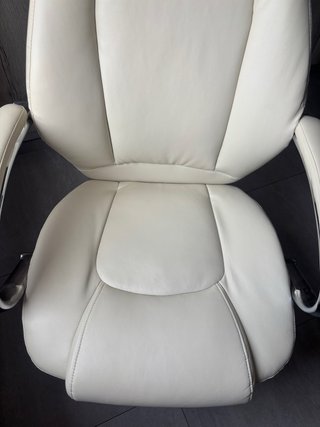 Silla de estudio beige y plateada