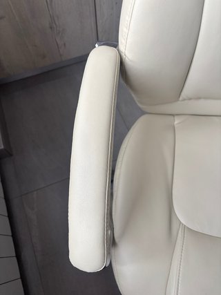 Silla de estudio beige y plateada