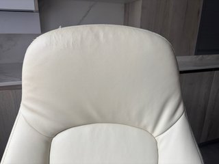 Silla de estudio beige y plateada