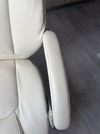 Silla de estudio beige y plateada
