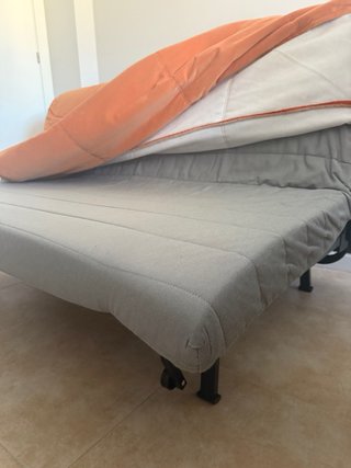Sofá-cama naranja de tela en Islantilla