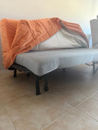 Sofá-cama naranja de tela en Islantilla