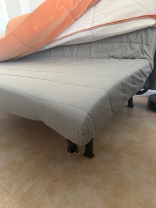 Sofá-cama naranja de tela en Islantilla