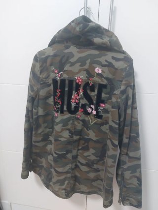 Chaqueta camuflaje con bordado floral