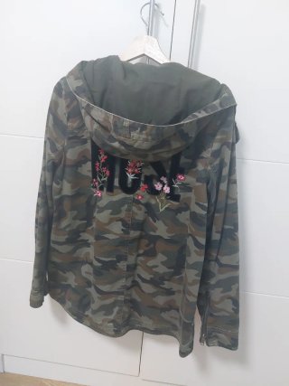 Chaqueta camuflaje con bordado floral