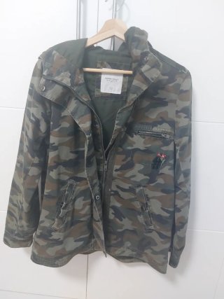 Chaqueta camuflaje con bordado floral