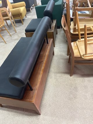 Conjunto sillón y sofá madera y cuero