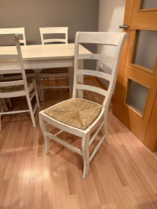 Salón Becara: mesa, 6 sillas, aparador, esa baja