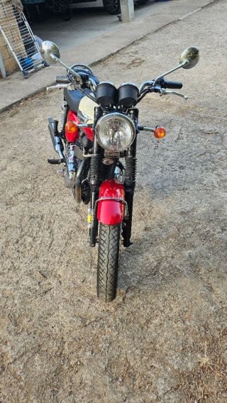 Triumph Bonneville T100 Crema y cereza