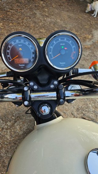 Triumph Bonneville T100 Crema y cereza