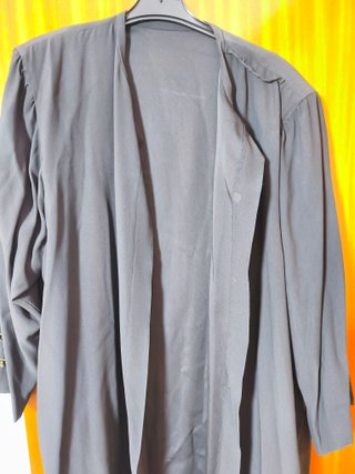 Blusa negra con detalle de botón