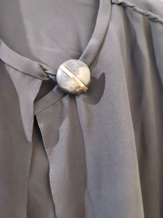 Blusa negra con detalle de botón