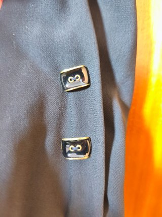 Blusa negra con detalle de botón