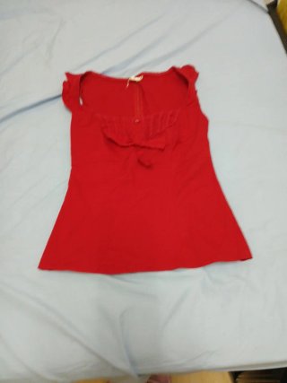 Blusa roja con volantes