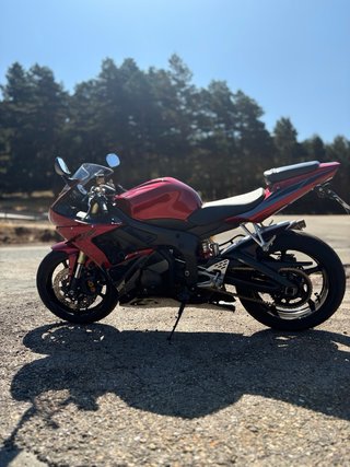 Yamaha R6 2005 de serie con escape mivv homologado