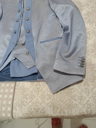 Traje de fiesta azul y plateado