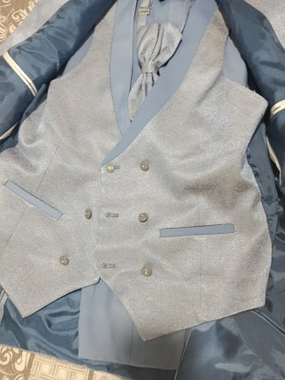 Traje de fiesta azul y plateado
