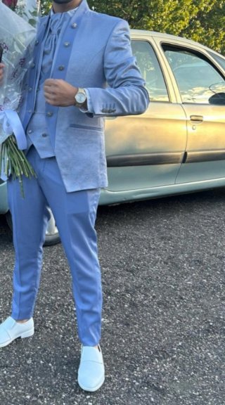 Traje de fiesta azul y plateado