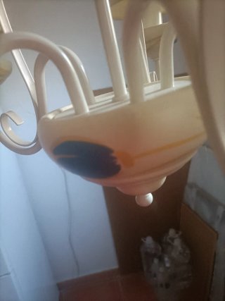 Lámpara de techo blanca con tulipas
