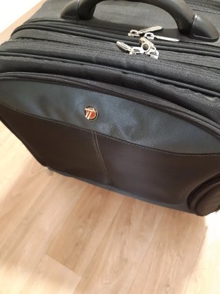 Maletín portátil con ruedas