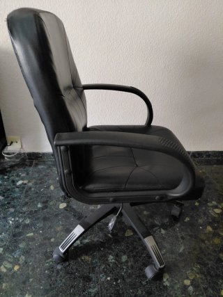Silla de oficina negra con ruedas