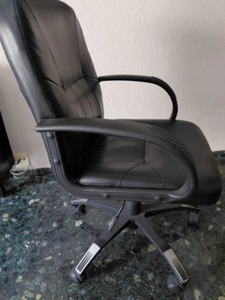 Silla de oficina negra con ruedas