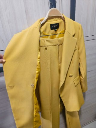Traje amarillo chaqueta y pantalón