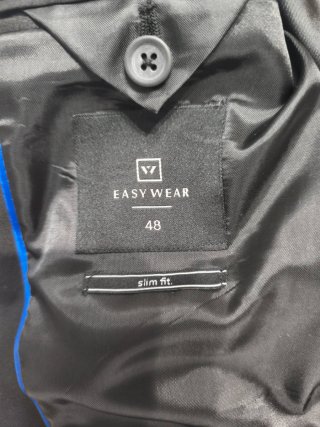 Traje negro hombre corte clásico 2 botones.