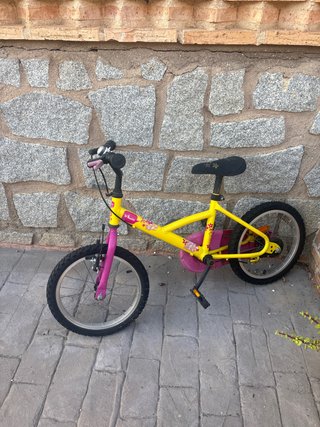 Bicicleta infantil amarilla y rosa