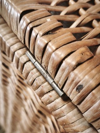 Cesta de mimbre con ruedas