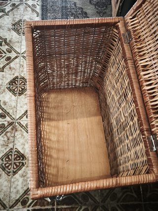 Cesta de mimbre con ruedas