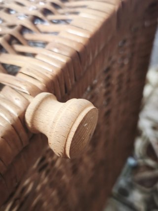 Cesta de mimbre con ruedas