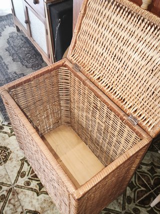 Cesta de mimbre con ruedas