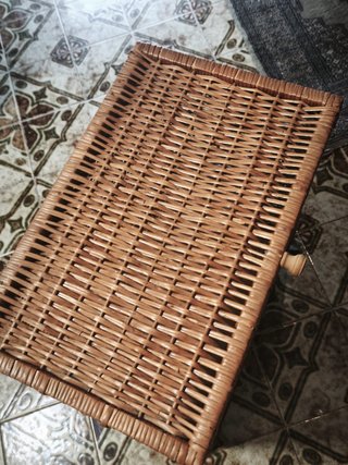 Cesta de mimbre con ruedas
