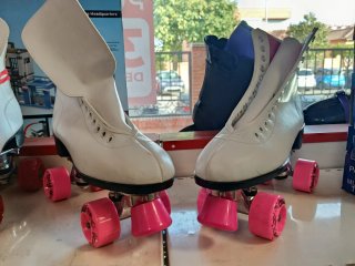 Patines de bota blancos ruedas rosas