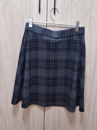 Falda de cuadros gris