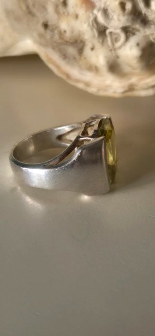 Anillo de diseño peridoto